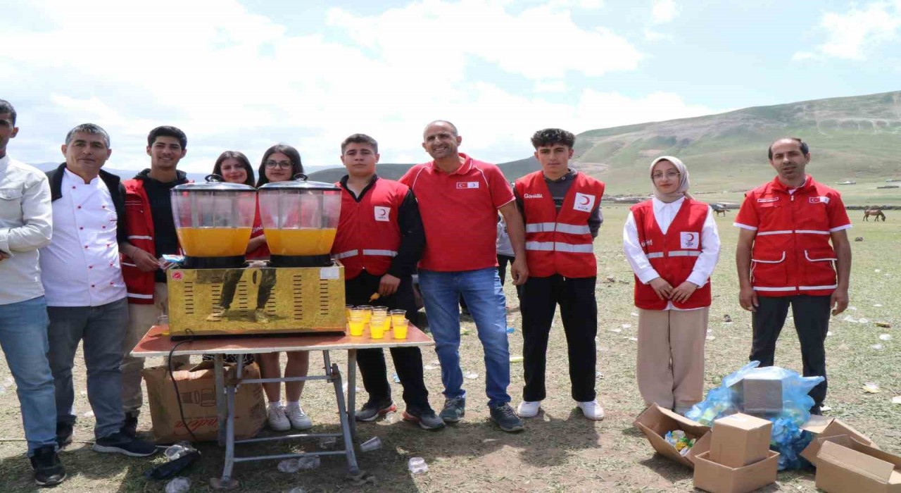 Kızılayın yaylada düzenlediği bahar şenliği renkli görüntülere sahne oldu