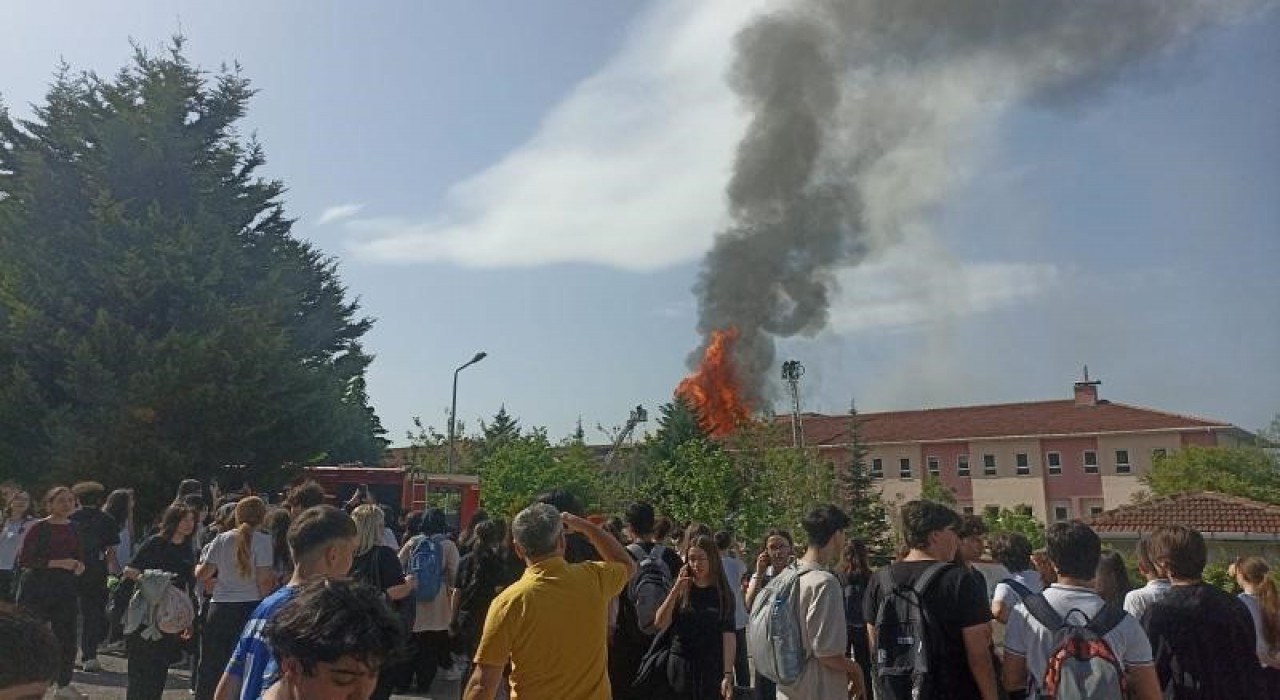 Kocaelide fen lisesi yanıyor, öğrenciler tahliye ediliyor