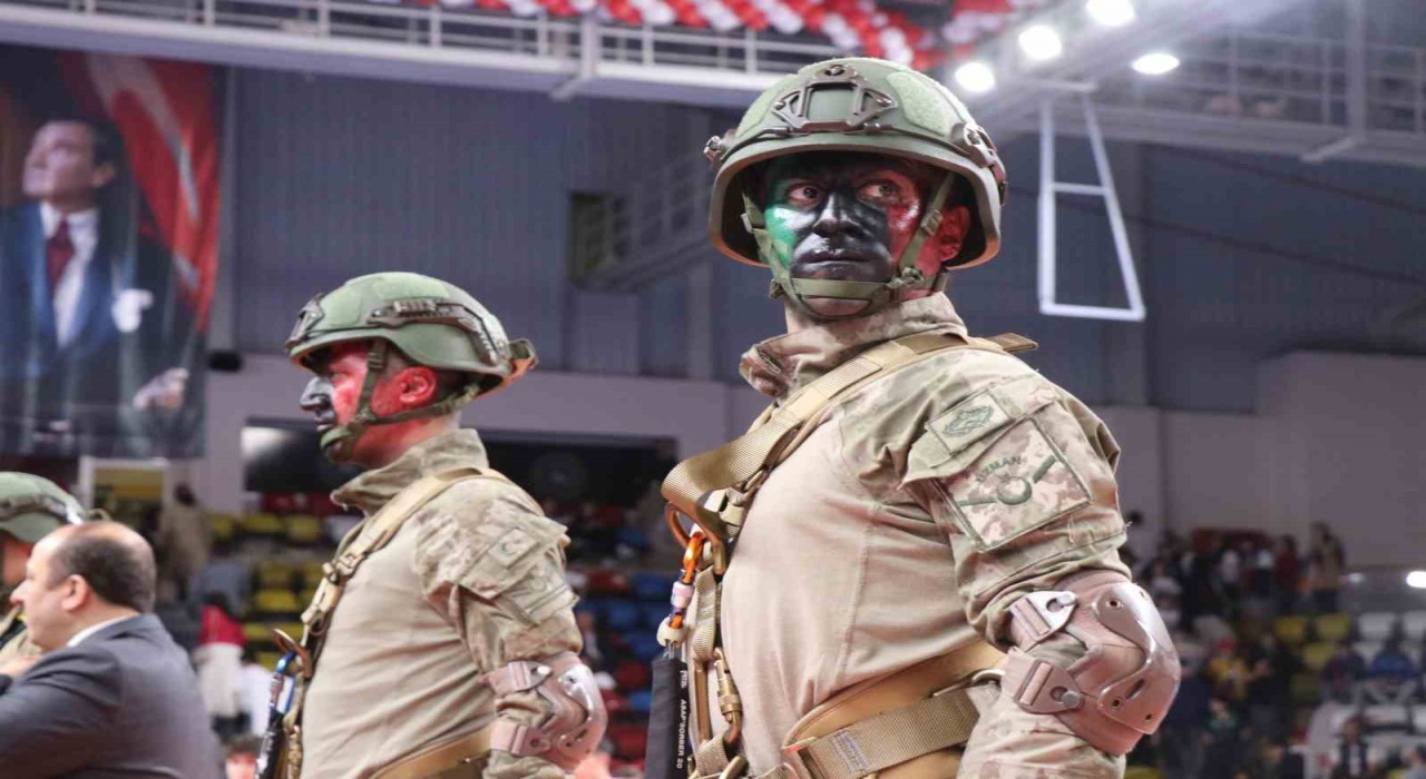 Komandoların gösterisi dakikalarca alkışlandı