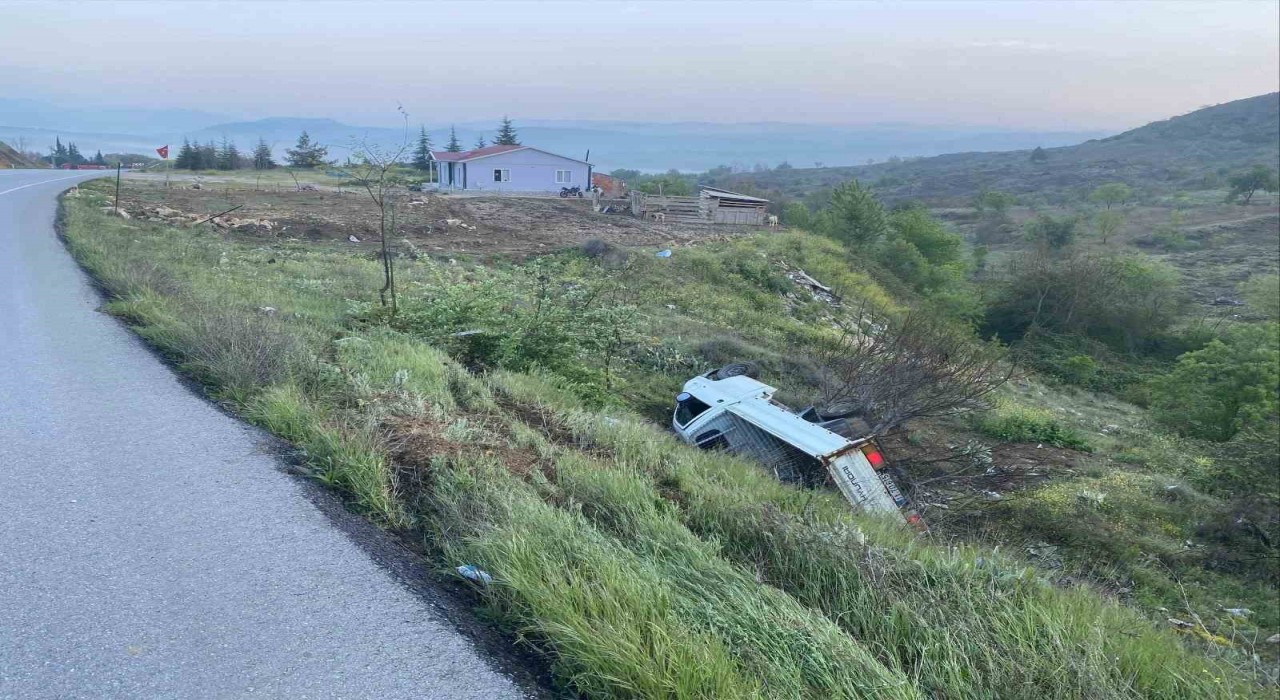 Kontrolden çıkan kamyonet şarampole yuvarlandı sürücüsü yaralandı