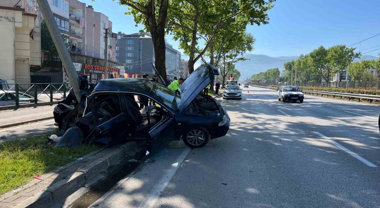 Kontrolden çıkan otomobil aydınlatma direğine çarptı: 1i ağır 2 yaralı