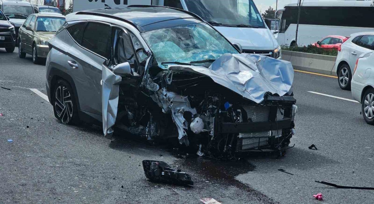 Kontrolden çıkan otomobil otobüs durağına daldı: 2 ağır yaralı