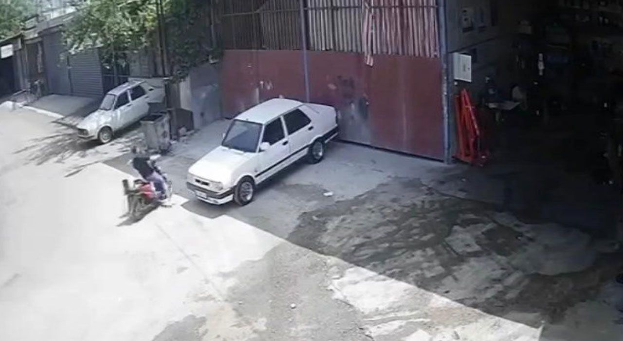 Kontrolden Çıkan Şarjlı Motosiklet İş Yeri Kapısına Çarptı