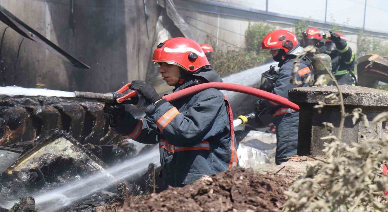Kontrplak fabrikasında korkutan yangın