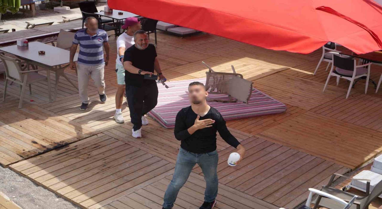 Konyaaltı Sahilinde kaçak yapılar sökülüyor