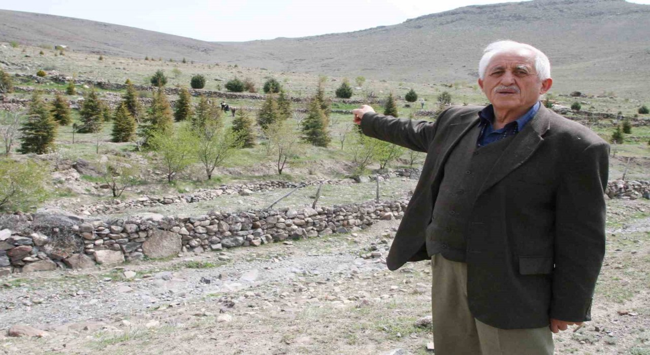 Konyada binlerce fidanı toprakla buluşturan Orman Dedeye veda