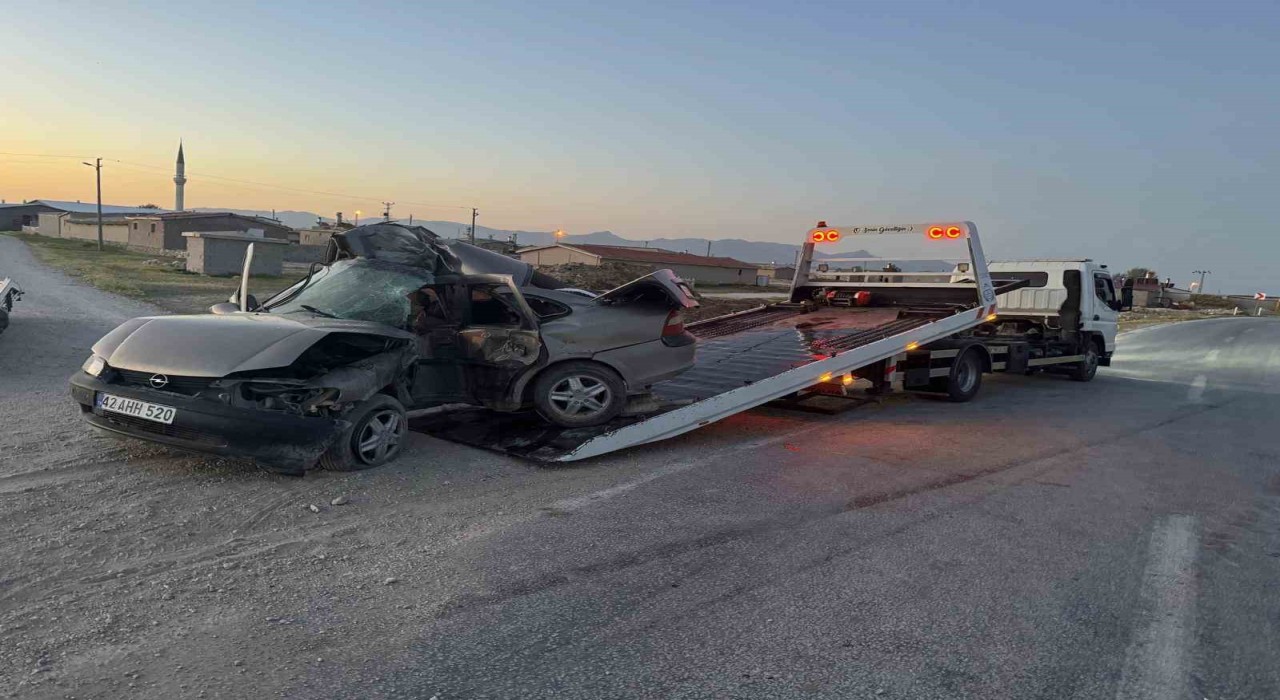 Konyada direğe çarpan otomobilin sürücüsü hayatını kaybetti
