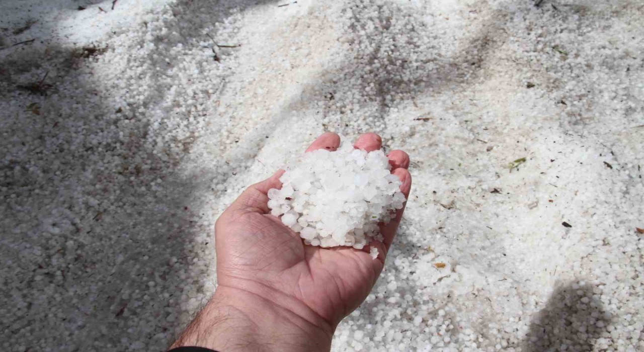 Konyada dolu yağışı, yol ve açık alanlar beyaza büründü