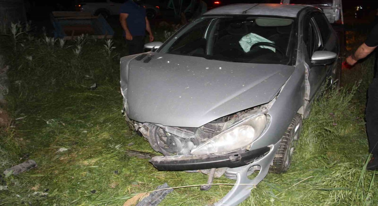 Konyada elektrikli golf aracı ile otomobil çarpıştı: 3 yaralı