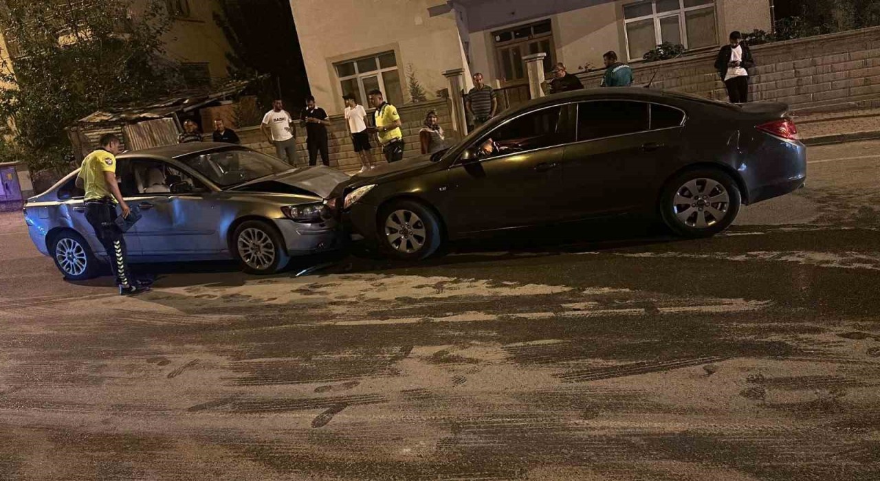 Konyada iki ayrı kazada 6 kişi yaralandı