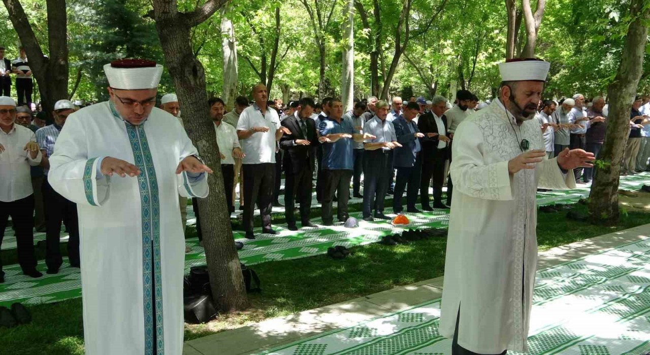 Konyada Namazgahta eller yağmur için semaya kalktı