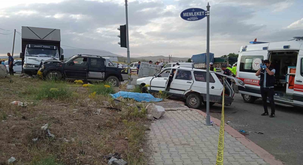 Konyada otomobil ile kamyonet çarpıştı, yaşlı çift hayatını kaybetti
