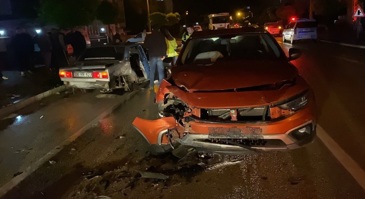 Konyada otomobiller çarpıştı: 2 yaralı