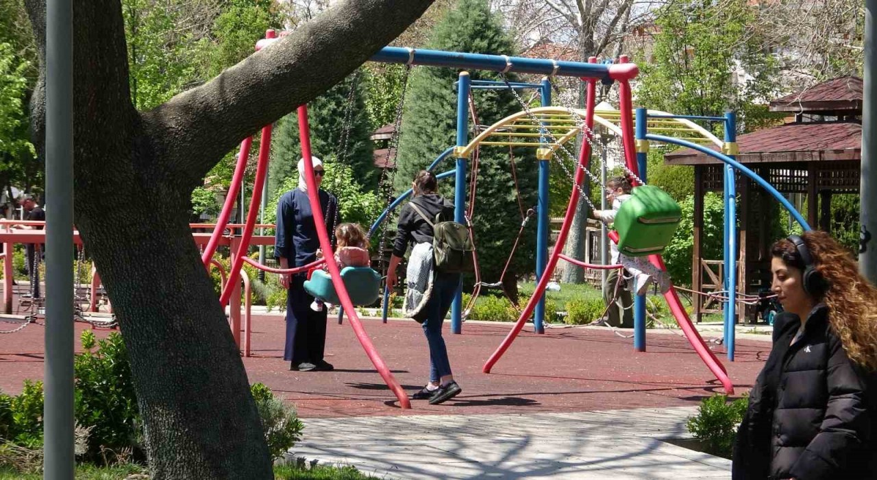 Konyada vatandaşlar yağışlı haftanın sonunu güneşli havada parklarda değerlendirdi