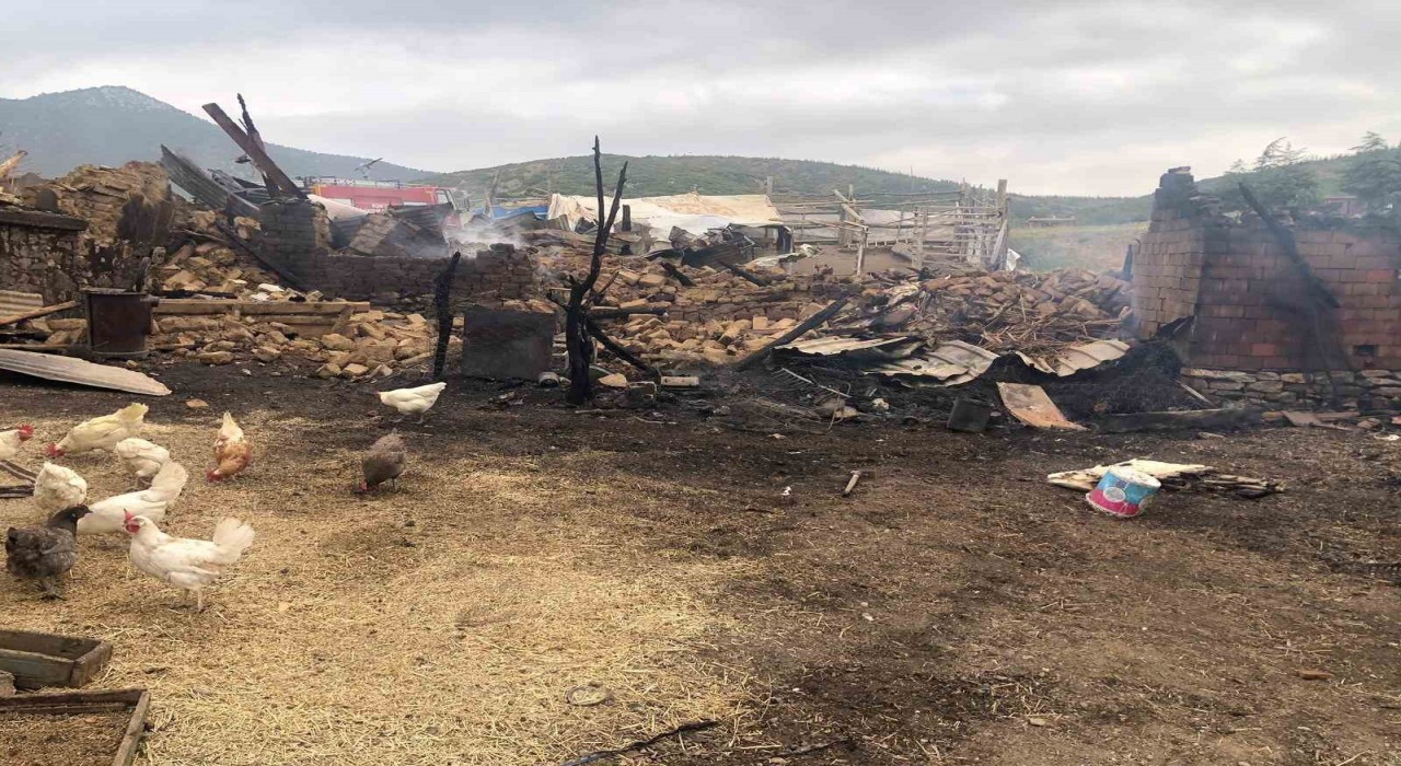 Konyada yangında bir ev ve ahır kül oldu