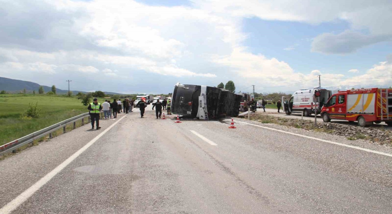 Konyada yolcu otobüsü devrildi: 13 yaralı
