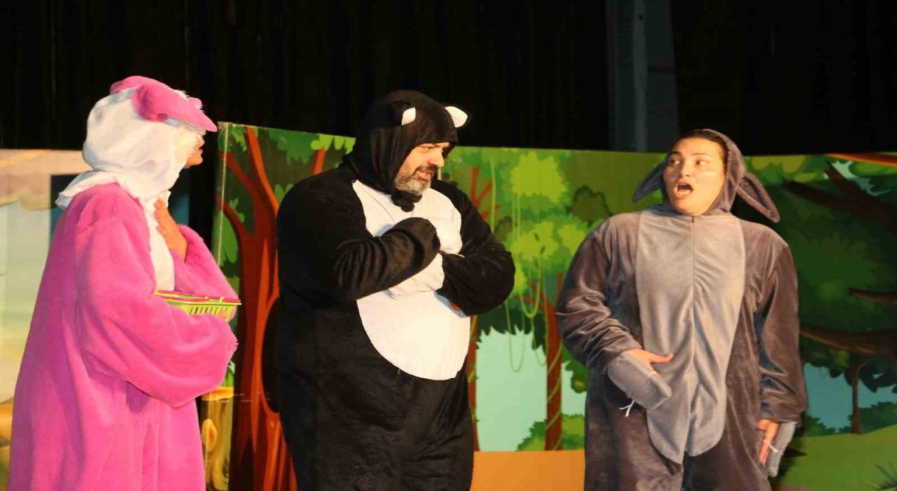 Körfezde çocuklar Kurnaz Kedi ile doyasıya eğlendi