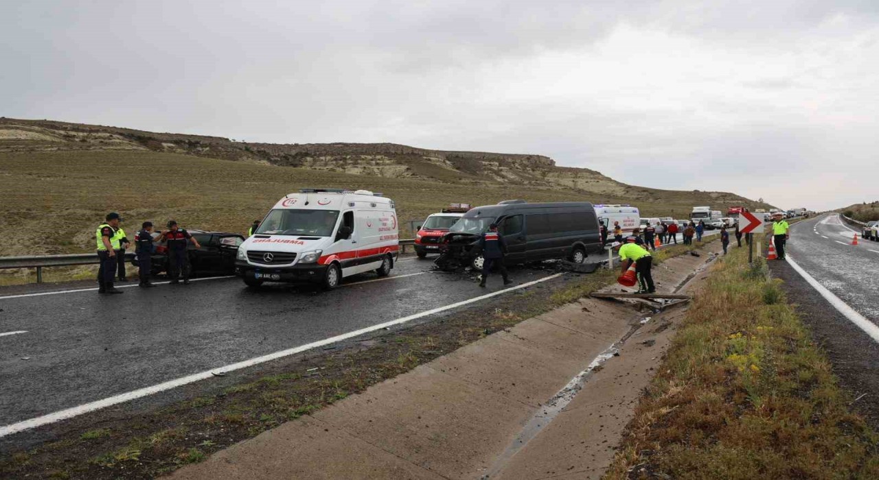 Kotrolden çıkan otomobil karşı şeritte minibüsle çarpıştı: 3ü ağır 7 yaralı