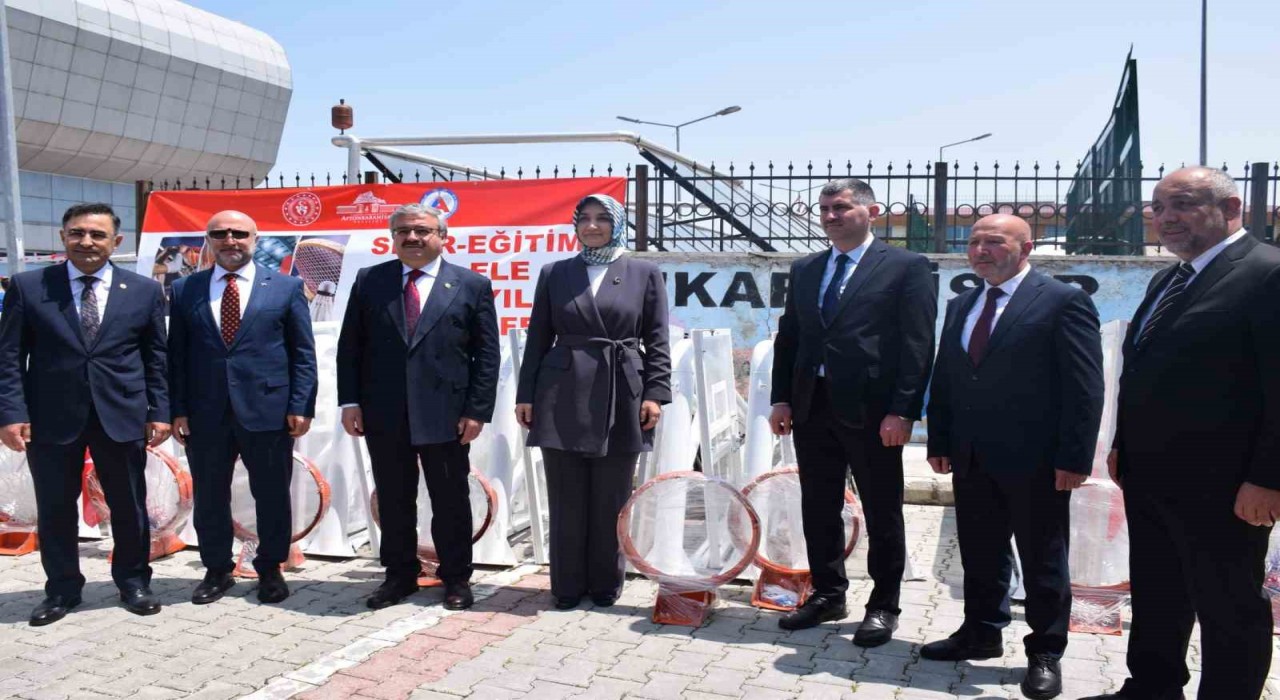 Köy okullarına spor malzemeleri dağıtılmaya başlandı