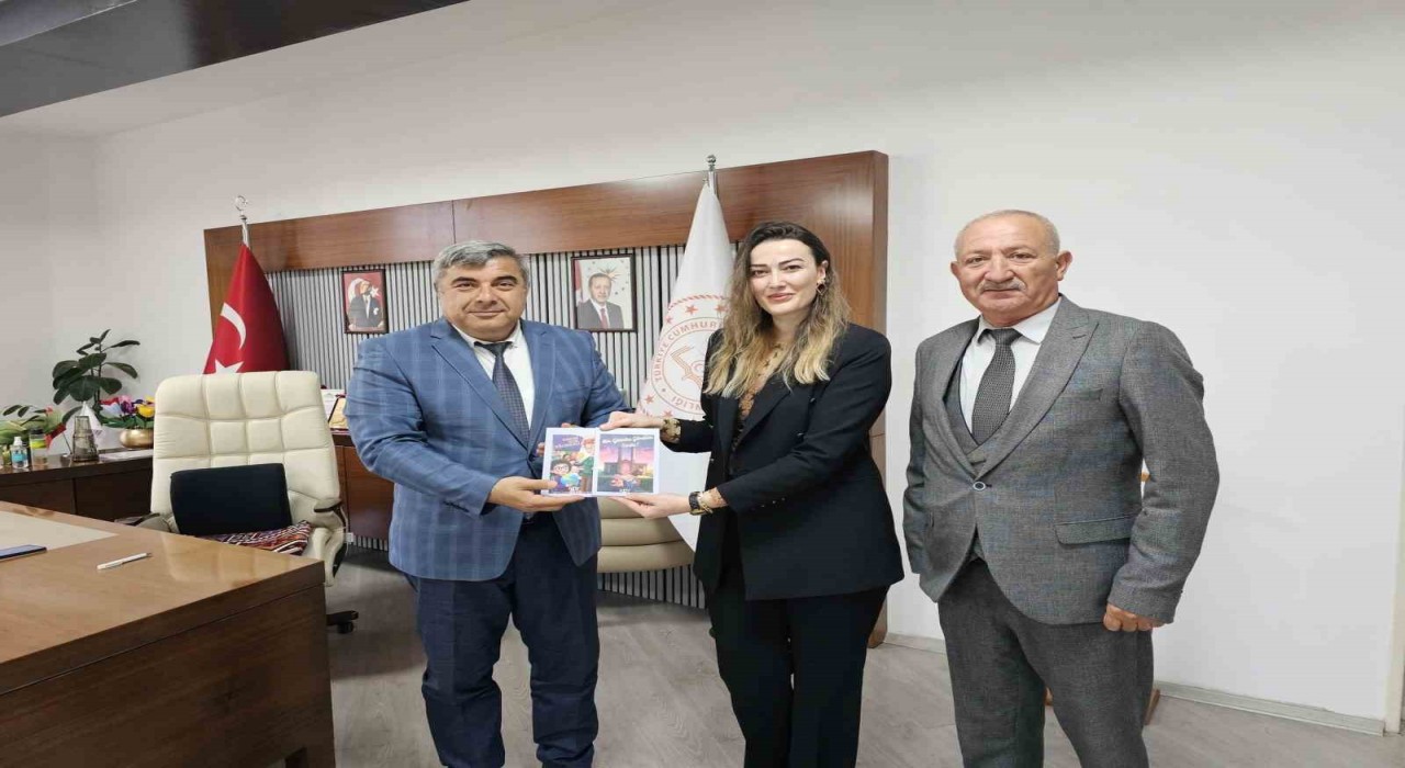 Kübra öğretmen yazdığı kitapları Müdür Sünnetciye takdim etti