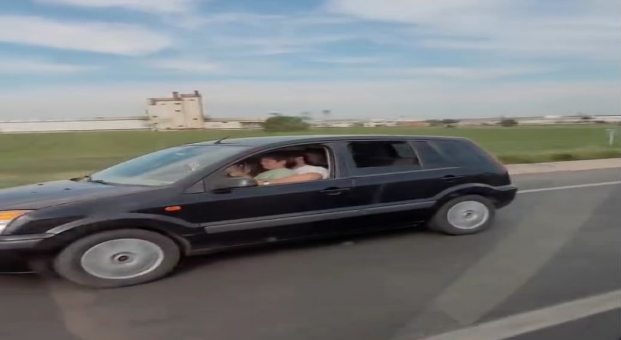 Kucağında çocukla araba kullanan sürücü tehlikeye davetiye çıkardı