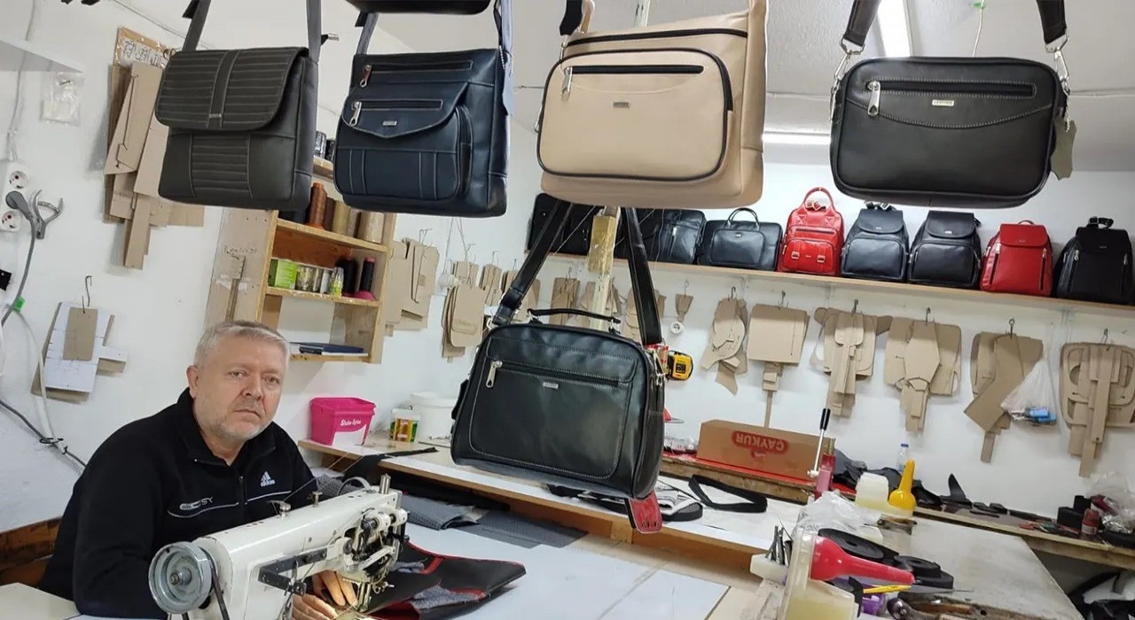 Küçük atölyesinde eliyle diktiği deri ürünleri Türkiyenin her yerine gönderiyor