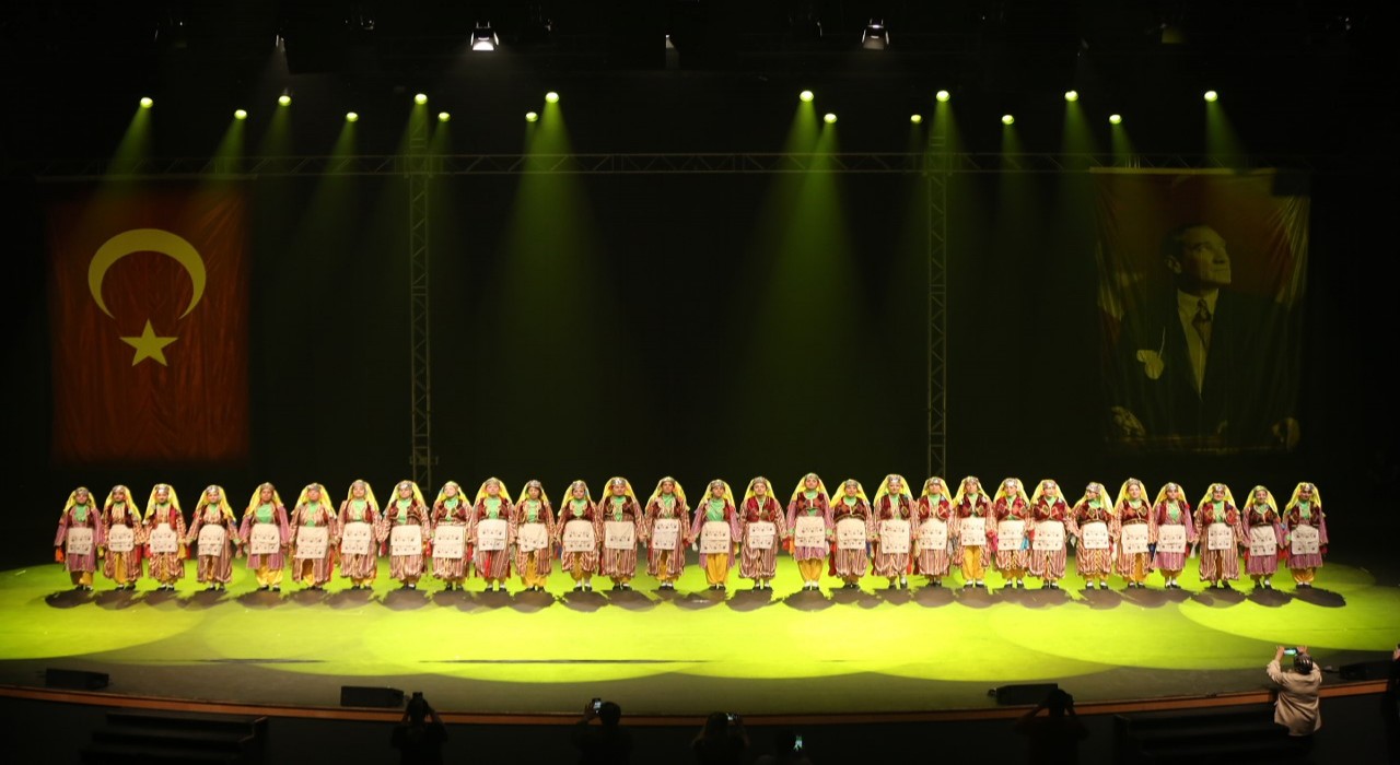 Küçükçekmece Belediyesi Halk Dansları topluluğu, yıl sonu gösterisi düzenledi