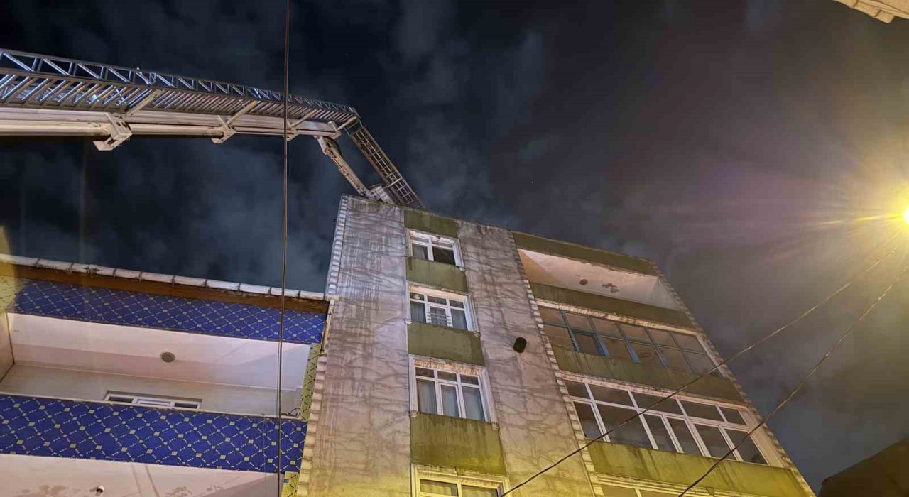 Küçükçekmecede 7 katlı binanın çatısı alev alev yandı