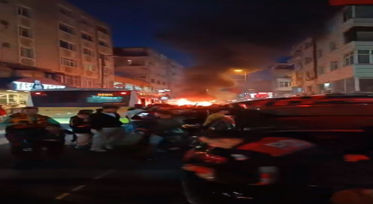 Küçükçekmecede havai fişekli kutlamada yangın çıktı, araç küle döndü