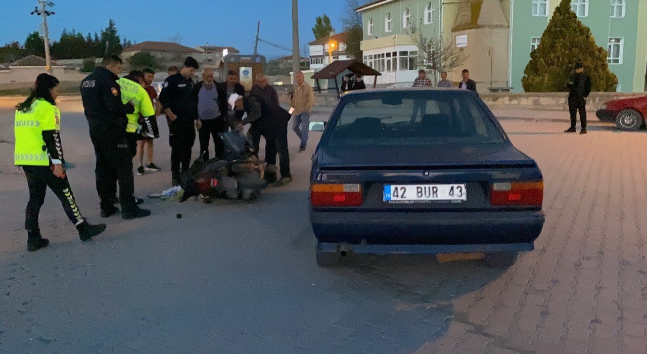 Kuluda otomobille çarpılan motosikletli yaralandı