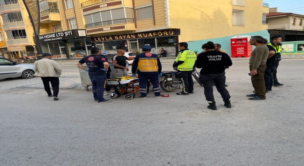 Kuluda otomobille çarpışan motosikletli yaralandı