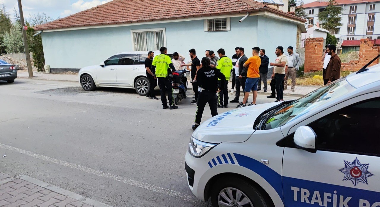 Kuluda park halindeki cipe çarpan motosikletli yaralandı