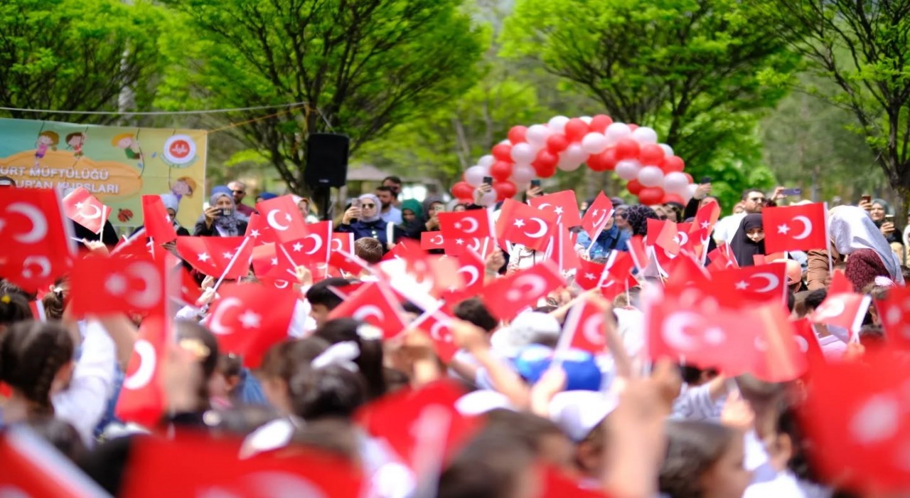 Kuran kursları yılsonu şenliği renkli görüntülere sahne oldu