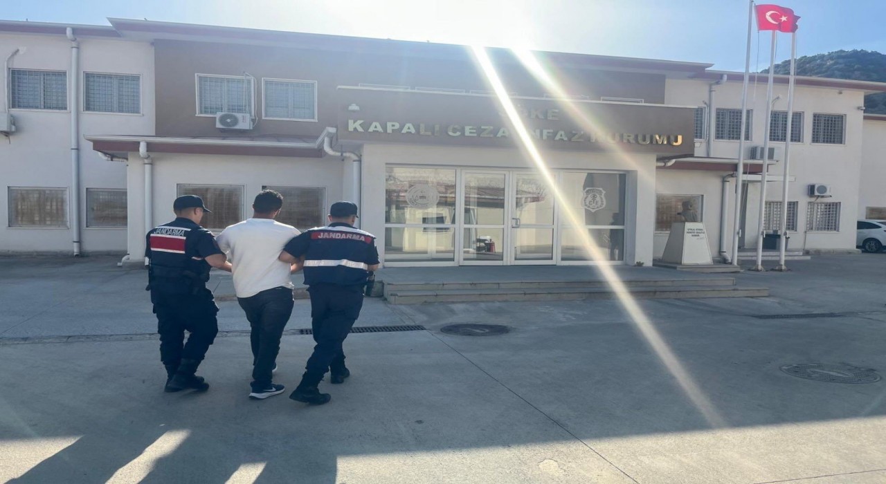 Kuşadası JASATtan sahilde operasyon: Aranan şahıs güneşlenirken yakalandı