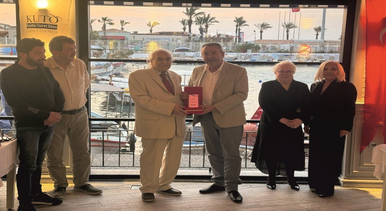 Kuşadası Ticaret Odasında Meclis Üyelerine plaket verildi