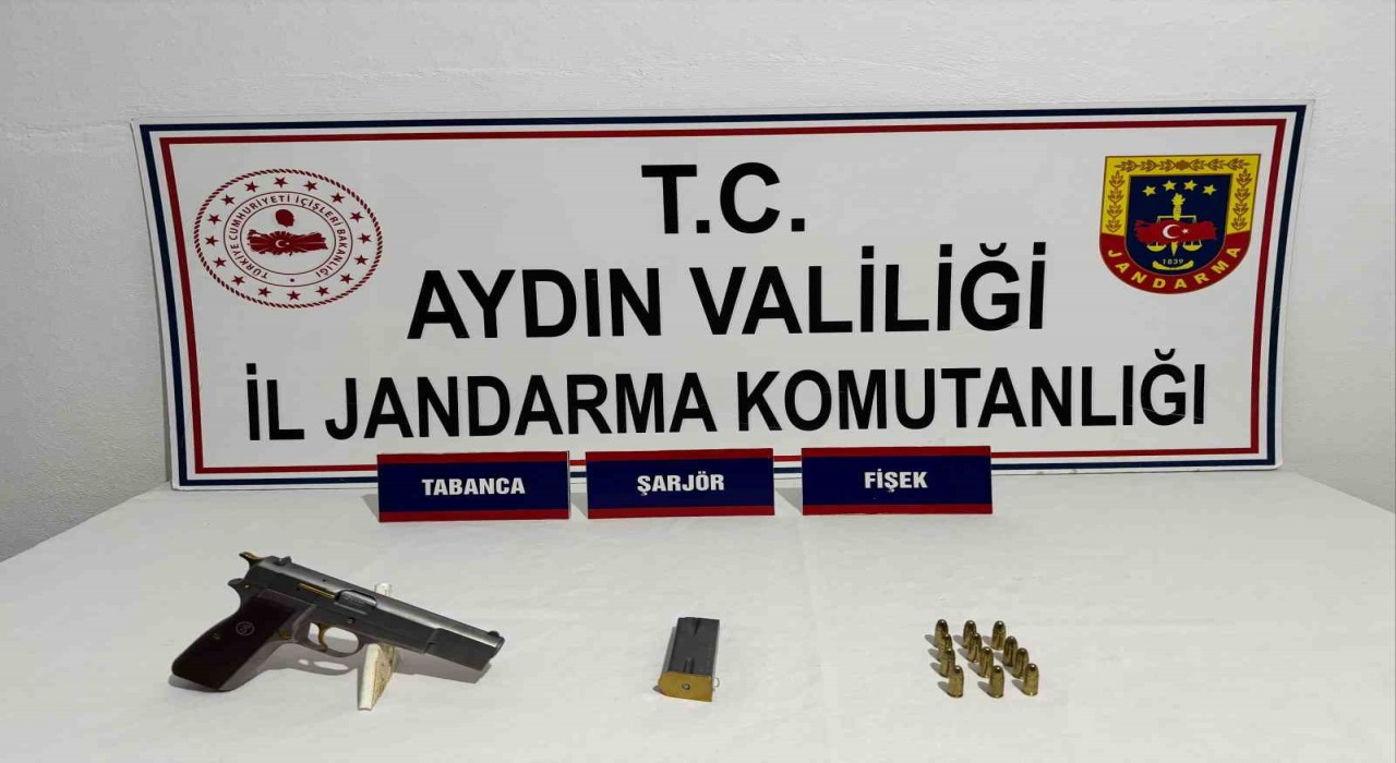 Kuşadası ve Sökede ruhsatsız av tüfeği ve tabanca ele geçirildi