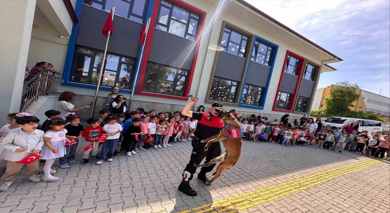 Kuşadasında minik öğrencilere jandarma tanıtıldı