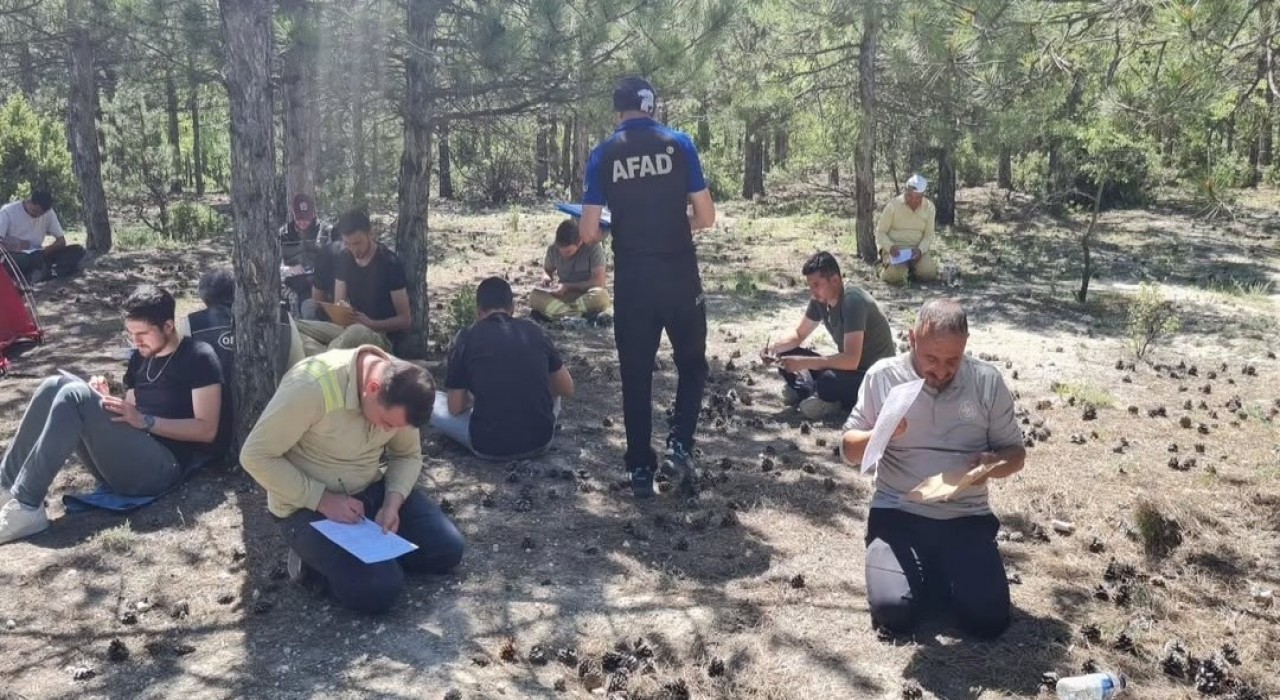 Kütahya Kent Ormanında doğada hayatta kalma ve gece kalma eğitimi