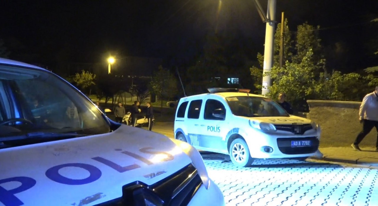 Kütahyada dur ihtarına uymayan araçtaki 2 kişi kovalamaca sonucu yakalandı