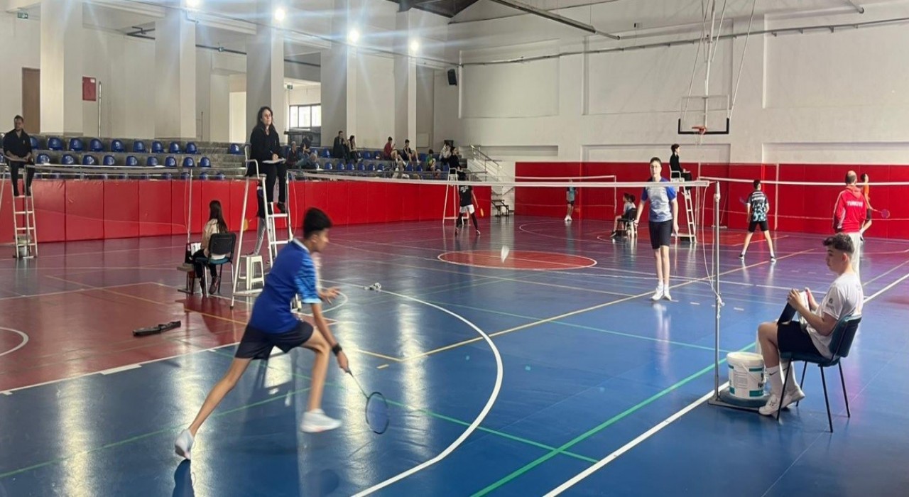 Kütahyada genç badmintoncular kıyasıya mücadele etti