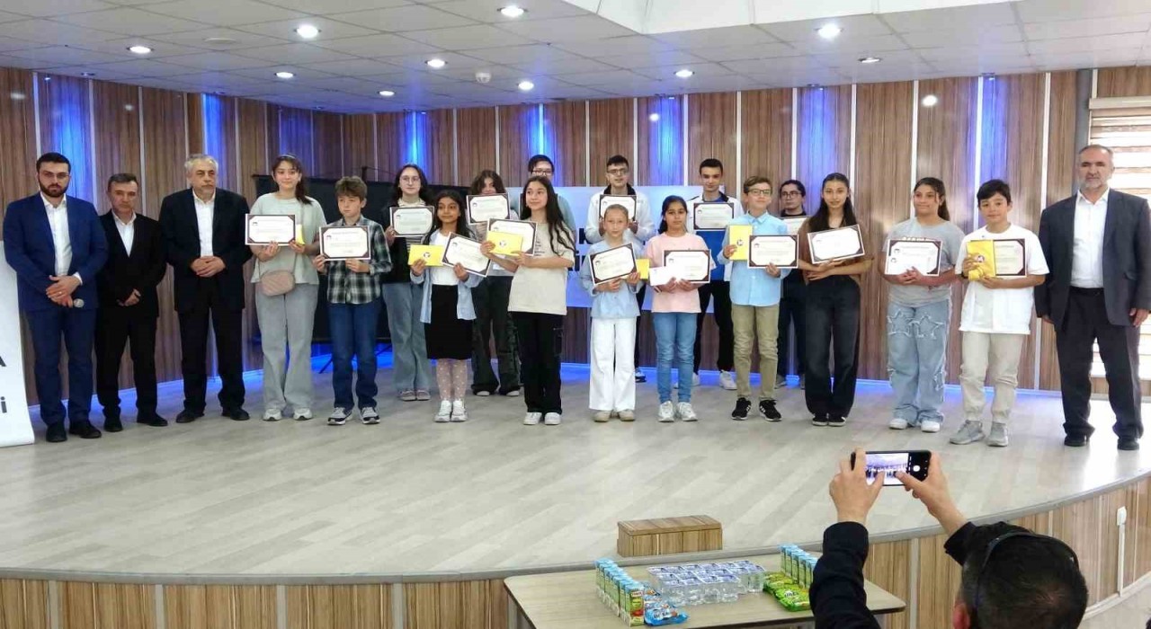 Kütahyada gençler kitap okudu