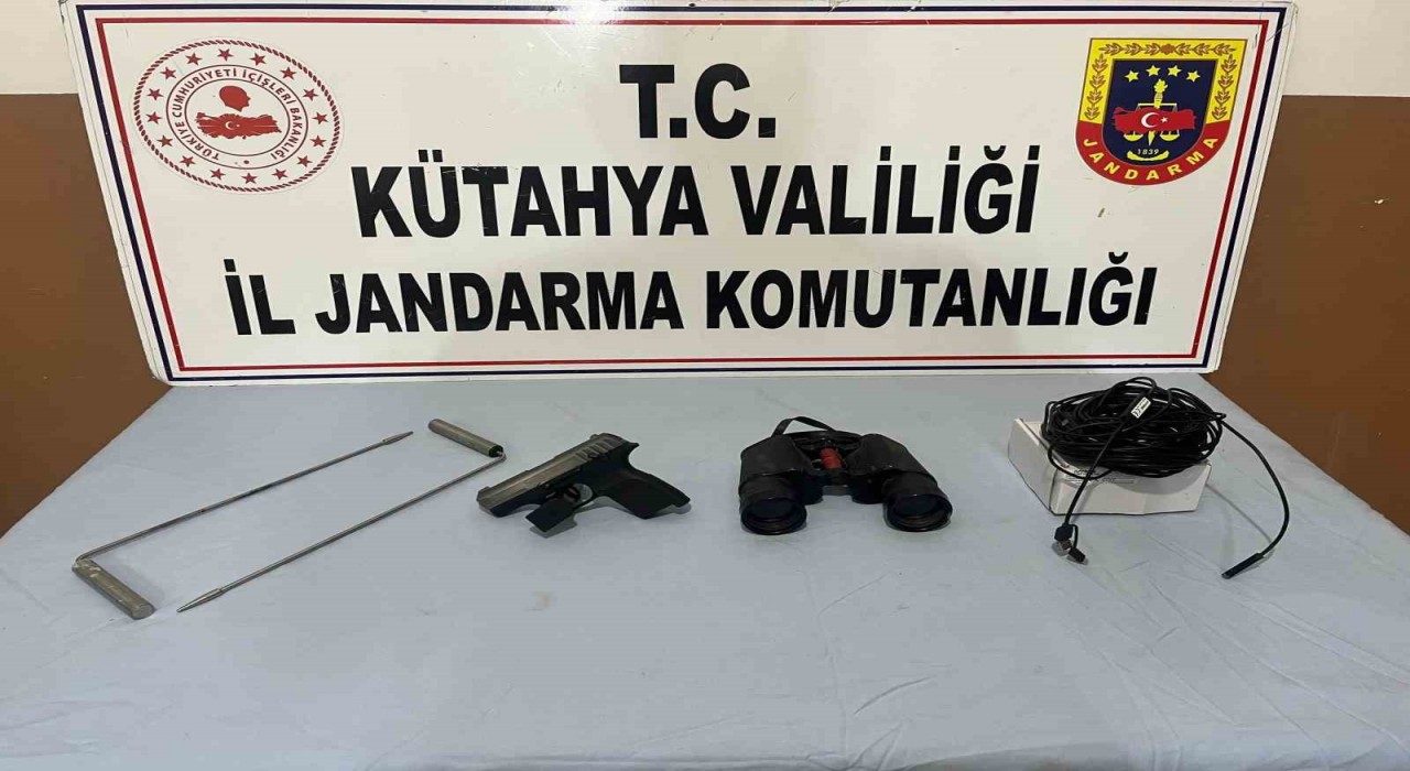 Kütahyada jandarmadan kaçak kazı operasyonu: 2 şüpheli gözaltına alındı