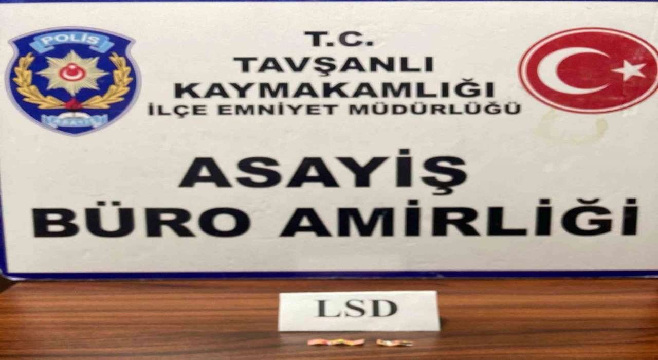 Kütahyada kitap arasına uyuşturucu koyarak satan şüpheli tutuklandı