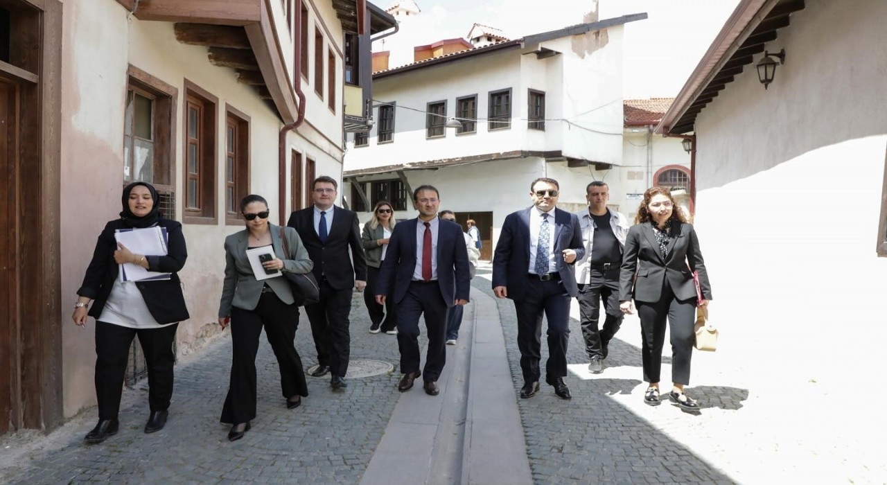 Kütahyada Pekmez Pazarı Sokak Sağlıklaştırma Projesi yerinde incelendi