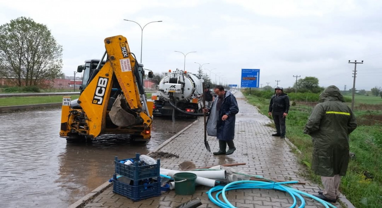 Kütahyada sağanak yağış etkili oldu, yollar göle döndü
