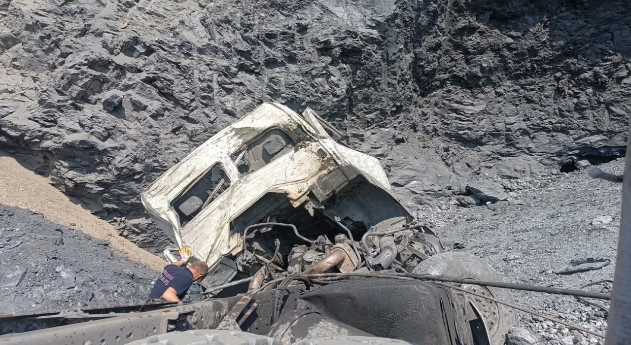 Kütahyada uçuruma yuvarlanan hafriyat kamyonunun sürücü hayatını kaybetti