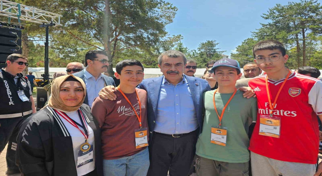 Kütahyalı öğrenci, Uluslararası MEB Robot Yarışmasında İHA Mini Dron Kategorisinde dünya şampiyonu oldu