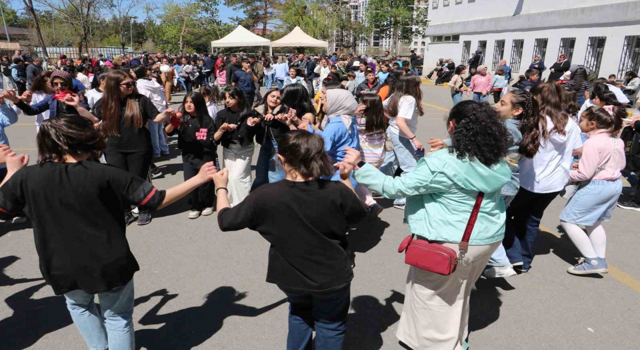 Kütüphane için hayır çarşısı düzenlediler