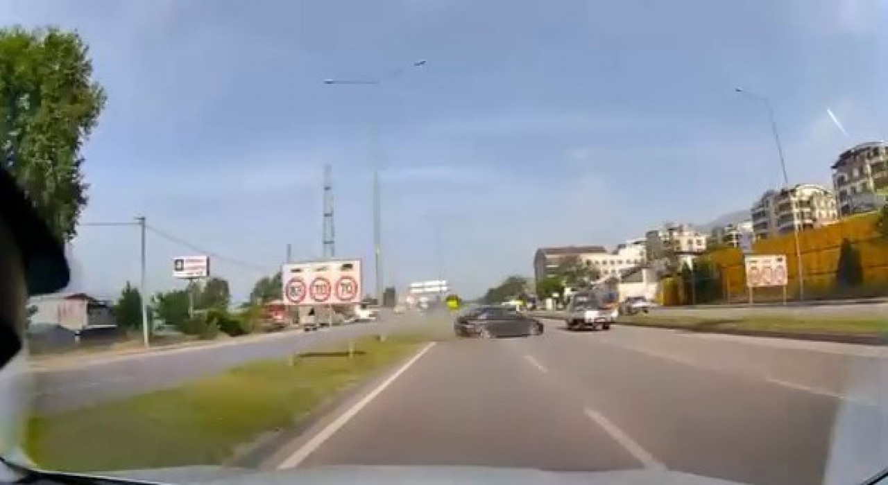 Lastiği patlayan otomobil karşı şeride uçtu