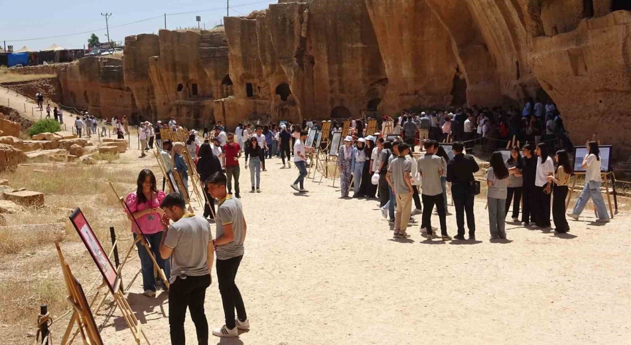 Lise öğrencileri asırlık yapıları ele aldıkları resimlerini Dara Antik Kentinde sergiledi